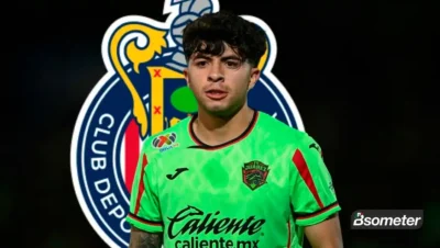 Denzell García durante un partido de FC Juárez antes de una posible negociación con Chivas para el Apertura 2026