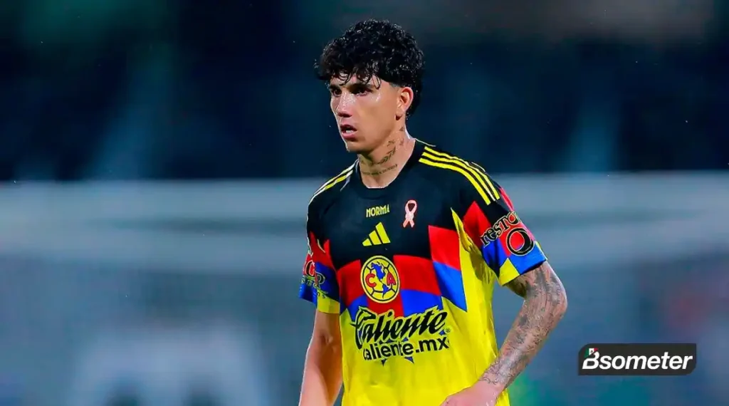 Kevin Álvarez con el uniforme del Club América en partido de Liga MX