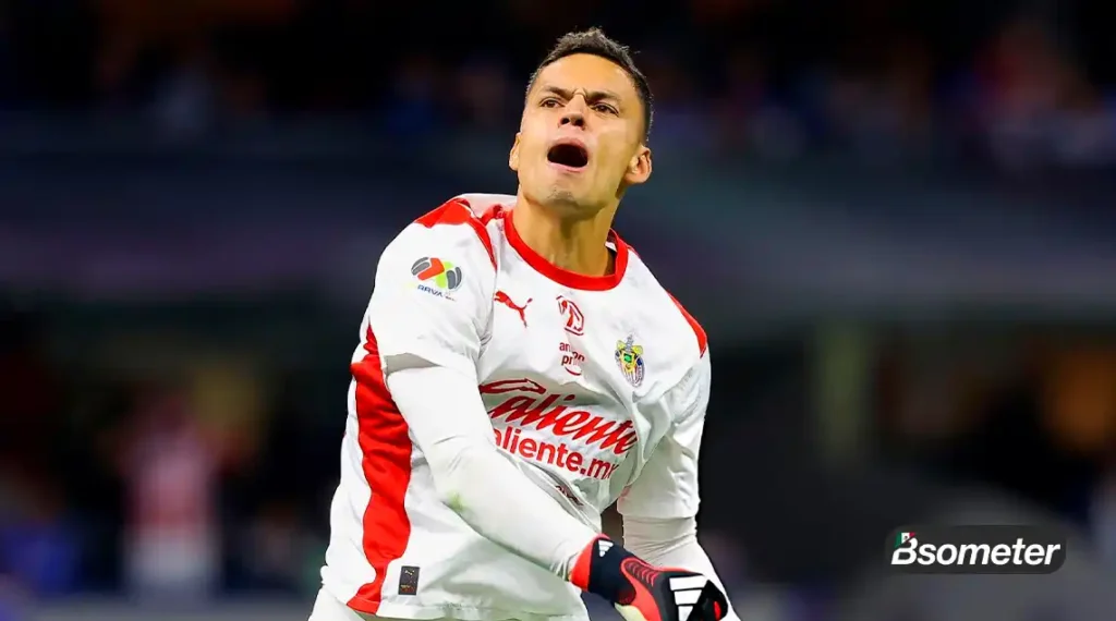 Óscar Whalley con el uniforme de Chivas atajando en partido de la Liguilla del Clausura 2026