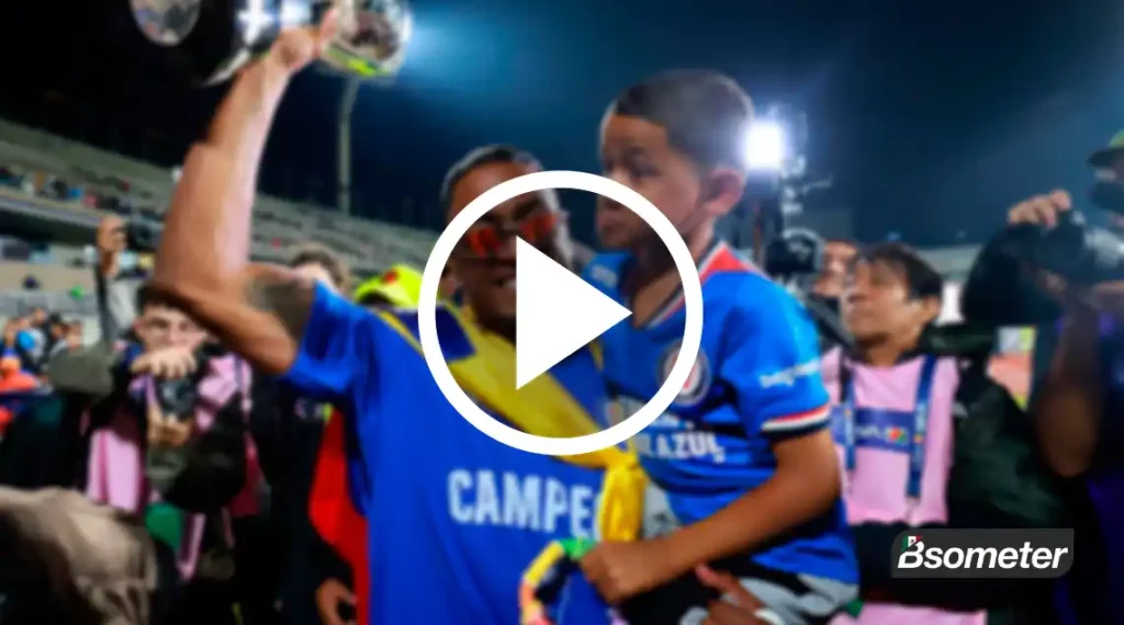 Willer Ditta reclamando a aficionados de Pumas durante los festejos de Cruz Azul en Ciudad Universitaria.