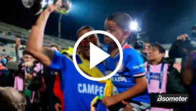 Willer Ditta reclamando a aficionados de Pumas durante los festejos de Cruz Azul en Ciudad Universitaria.