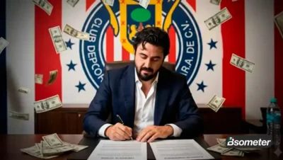 Amaury Vergara presidente de Chivas firmando dos contratos