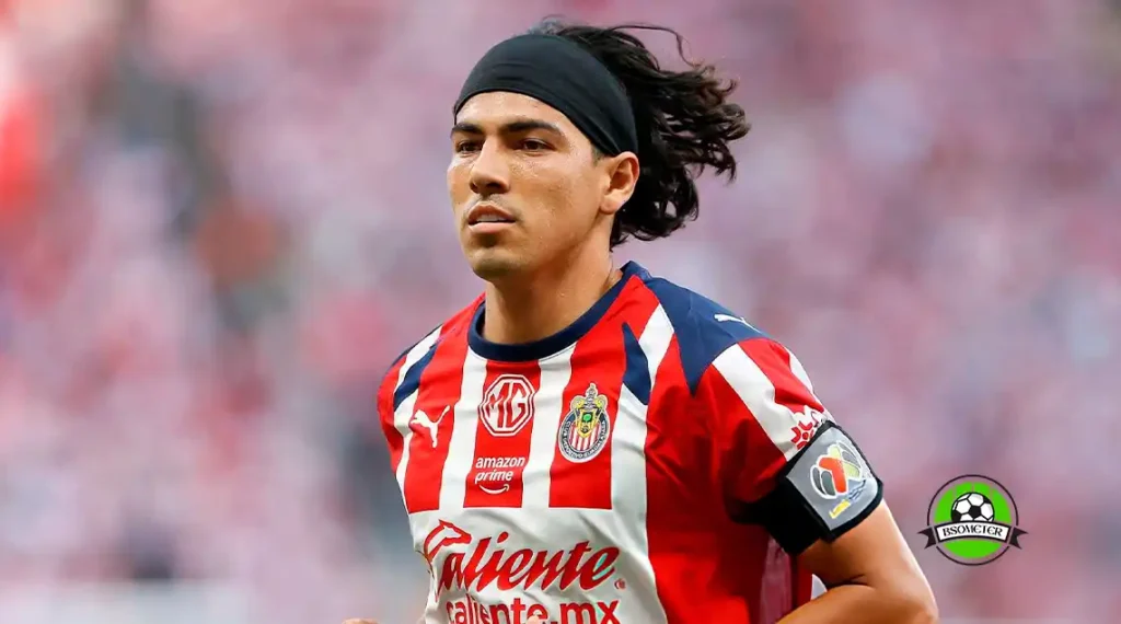 Erick Gutiérrez con el uniforme de Chivas en partido de Liga MX