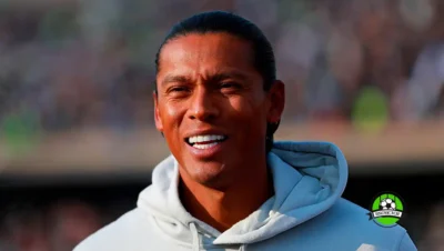 Joel Huiqui durante un partido de Cruz Azul antes de definir su renovación de contrato para el Apertura 2026