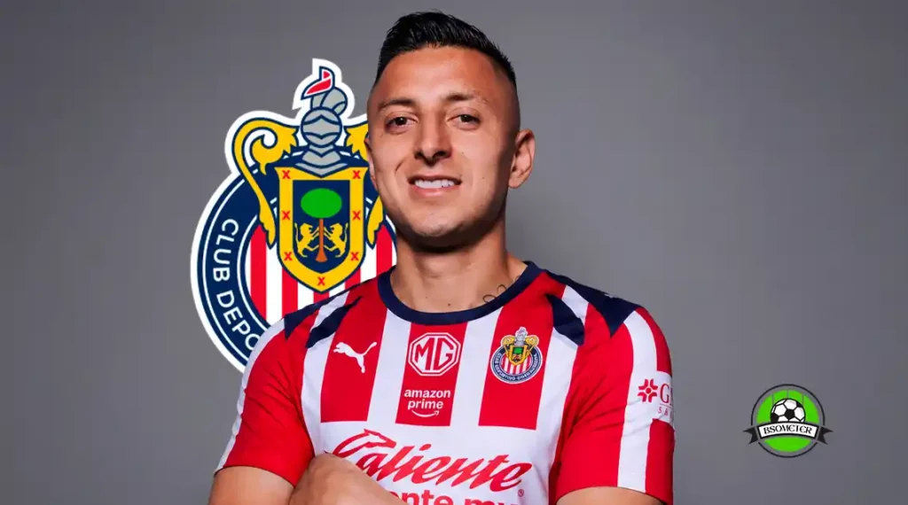 Roberto Alvarado con Chivas antes de definir su futuro en el mercado de fichajes