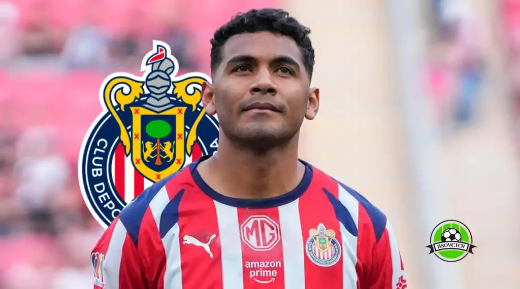 Tiba Sepúlveda con el uniforme de Chivas en partido de Liga MX